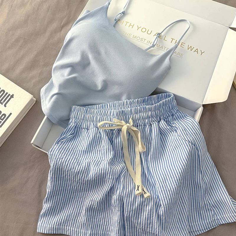 👚 Зөөлөн хөх өнгийн майктай, богино өмдтэй гэрийн хослол